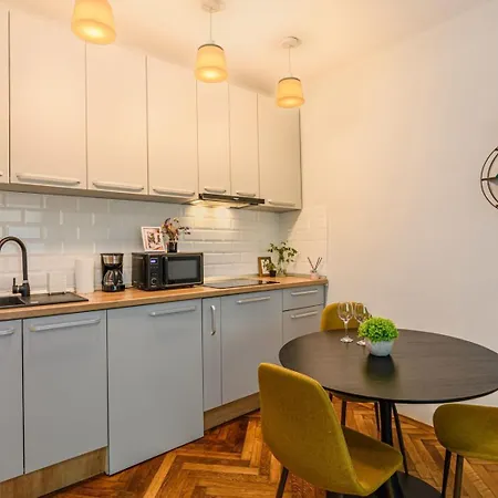 In Old Town Near Black Church & White Tower ブラショフ