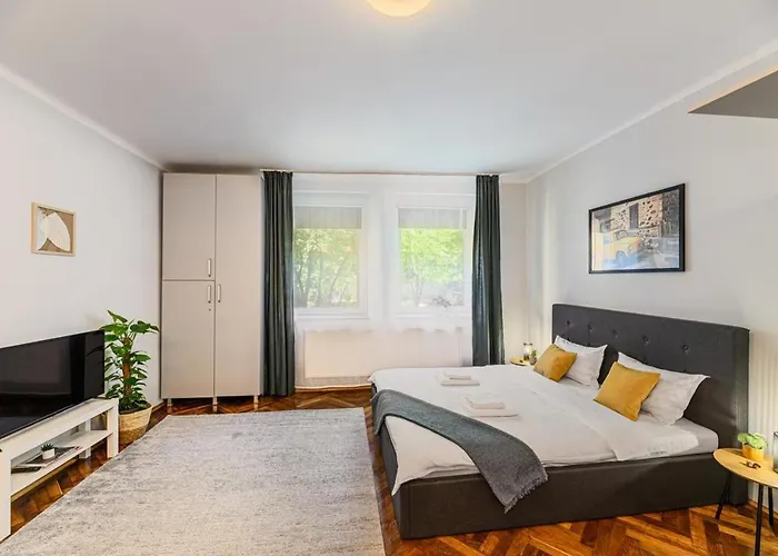 In Old Town Near Black Church & White Tower アパート