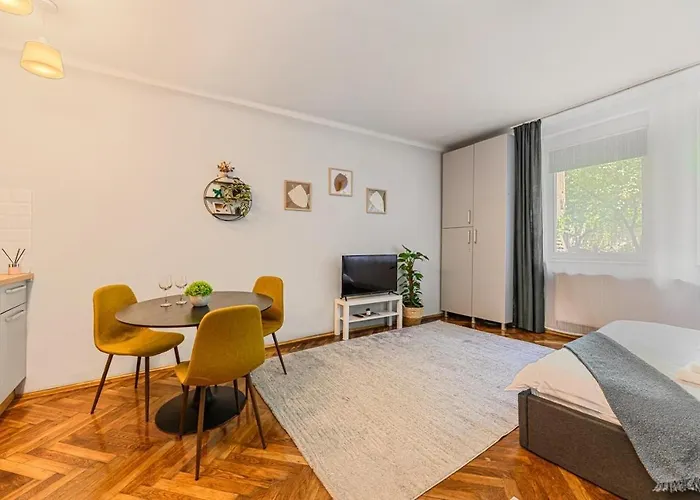 In Old Town Near Black Church & White Tower アパート